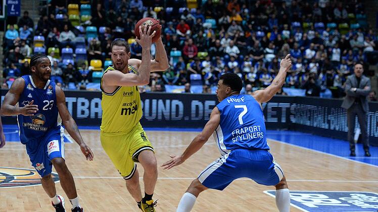 Medi-Spieler Nate Linhart (am Ball) kämpfte erfolgreich auf allen Positionen: Der Bayreuther überzeugte gegen die Fraport Skyliners durch engagierte Abwehr, sechs wichtige Rebounds unter dem eigenen Korb, vier Assists, zwei Blocks und insgesamt 18 Punkte.  Fotos: Peter Mularczyk