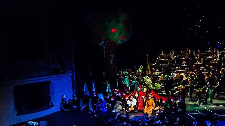 "Compose Strawinsky":_Ovationen gab es für die Schülerinnen und Schüler der Coburger Lutherschule beim Auftritt im Landestheater.Foto: Jochen BErger