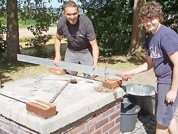 Unser Bild zeigt Thorsten Schwieder (links) und Jonas Müller bei der Arbeit. Foto: Klaus-Peter Wulf