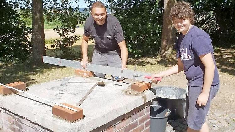 Unser Bild zeigt Thorsten Schwieder (links) und Jonas Müller bei der Arbeit. Foto: Klaus-Peter Wulf