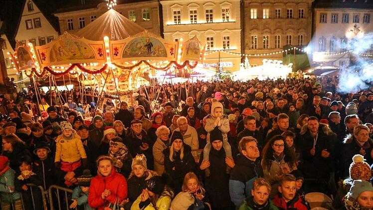 2000 Menschen haben sich auf dem Rathausplatz versammelt.Foto: Barbara Herbst