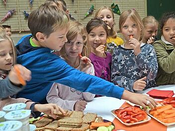 Sturm auf das gesunde Büfett: Die Grundschüler in Meeder freuen sich über das lecker angerichtete Frühstück mit Milch (unten links).  Foto: Gabi Bertram