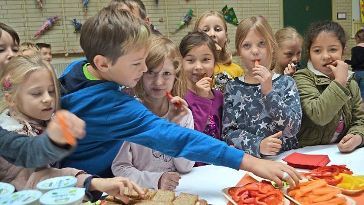 Sturm auf das gesunde Büfett: Die Grundschüler in Meeder freuen sich über das lecker angerichtete Frühstück mit Milch (unten links).  Foto: Gabi Bertram