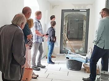Die Mitglieder des Tourismus- und Stadtmarketingausschusses waren vor der Sitzung auf der Kronacher Festung. Sie überzeugten sich vom Baufortschritt am südlichen Ostflügel.