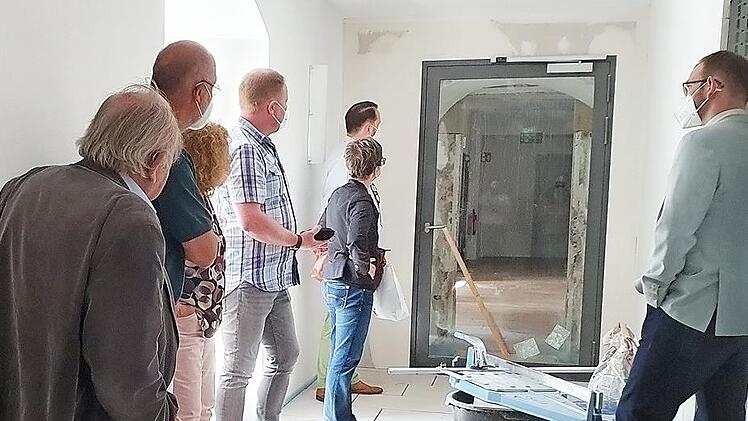 Die Mitglieder des Tourismus- und Stadtmarketingausschusses waren vor der Sitzung auf der Kronacher Festung. Sie überzeugten sich vom Baufortschritt am südlichen Ostflügel.