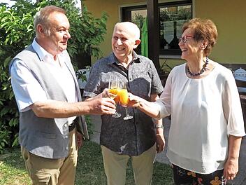 Gottfried Fischer (Mitte), Ehefrau Lorette und Dritter Bürgermeister Dieter Leicht stoßen auf den 80. Geburtstag an.