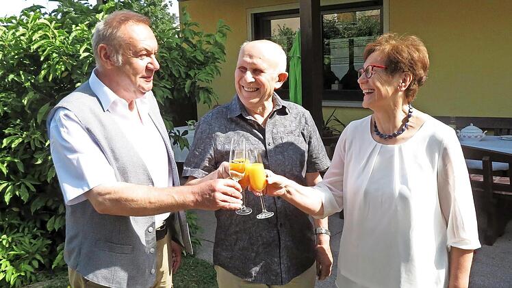 Gottfried Fischer (Mitte), Ehefrau Lorette und Dritter Bürgermeister Dieter Leicht stoßen auf den 80. Geburtstag an.
