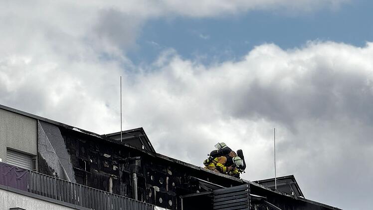Wohnungsbrand verursacht Rauchwolke &uuml;ber F&uuml;rth: Feuerwehr r&uuml;ckt  mit zwei Drehleitern an