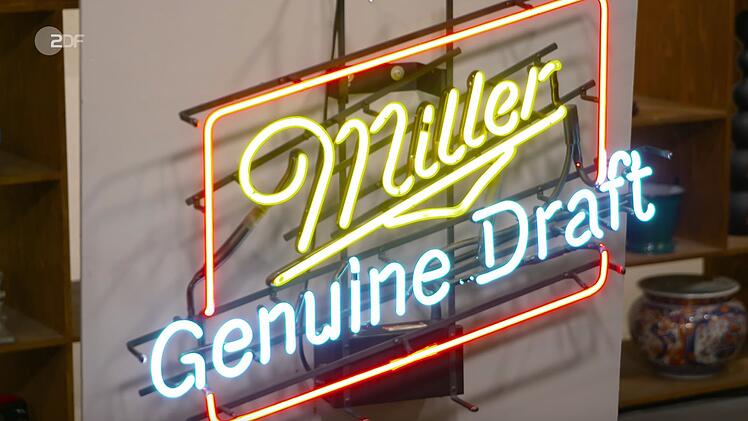 Eine Leuchtreklame der Brauerei-Marke Miller stammte laut Sven Deutschmanek aus dem Jahr 1994. Der Wunschpreis lag bei 250 Euro. Der Experte taxierte 180 bis 250 Euro. Händler Walter Lehnertz zahlte am Ende sogar 380 Euro.