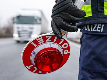 Trucker (47) angetrunken mit Gefahrgut-Sattelzug auf A9 bei Nürnberg unterwegs