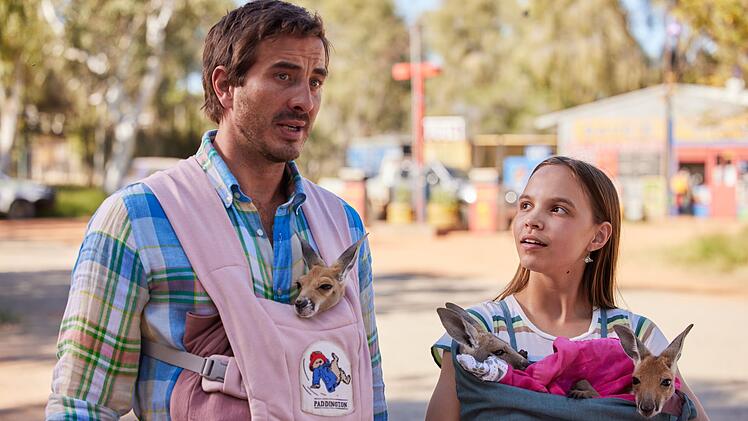 Chris (Ryan Corr) und Lilly (Lily Whiteley) k&uuml;mmern sich um in Not geratene K&auml;ngurus.
