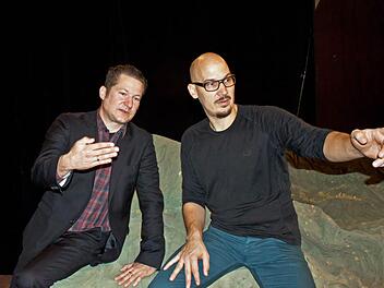 Regisseur Tobias Materna (links) und Ausstatter Till Kuhnert bei der technischen Einrichtung für die Coburger Erstaufführung von Jaan Tättes "Elchtest" in der Reithalle. Foto: Jochen Berger