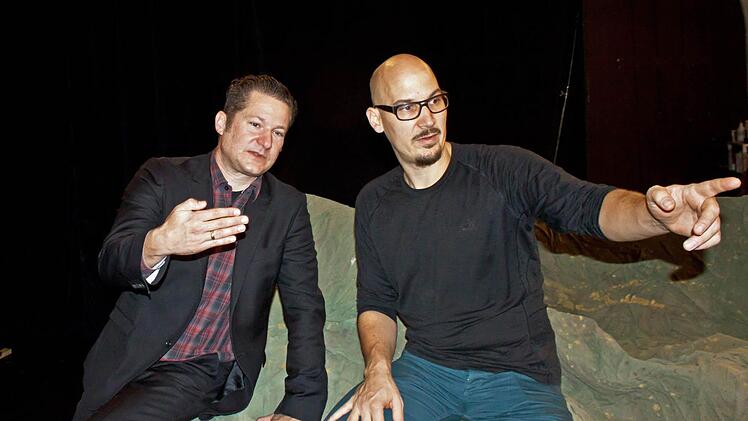 Regisseur Tobias Materna (links) und Ausstatter Till Kuhnert bei der technischen Einrichtung für die Coburger Erstaufführung von Jaan Tättes "Elchtest" in der Reithalle. Foto: Jochen Berger