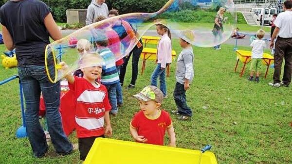 In der "Bubble-Town" blasen Groß und Klein riesige Seifenblasen.