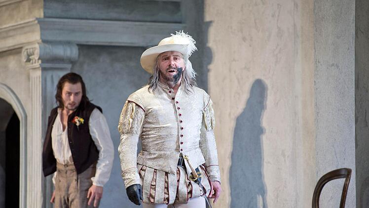 Masetto (links, Björn Bürger) und Don Giovanni im weißen Festtagsstaat und dem nur auf einer Seite eingeschwärzten grauen Bart