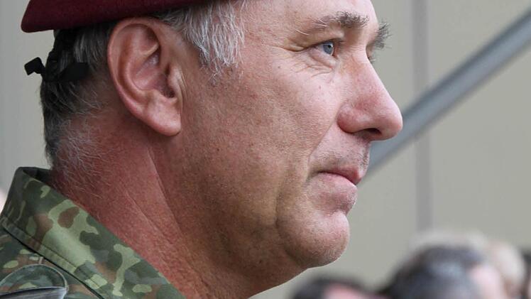 Nach 38 Jahren ist Oberstleutnant Josef Taubeneder noch immer von einer solchen Zeremonie angetan. Foto: Ulrike Müller