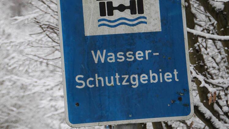 Der erste Hinweis auf das Wasserschutzgebiet findet sich am Beginn des Weges zur Sinntalbrücke. Foto: Ulrike Müller