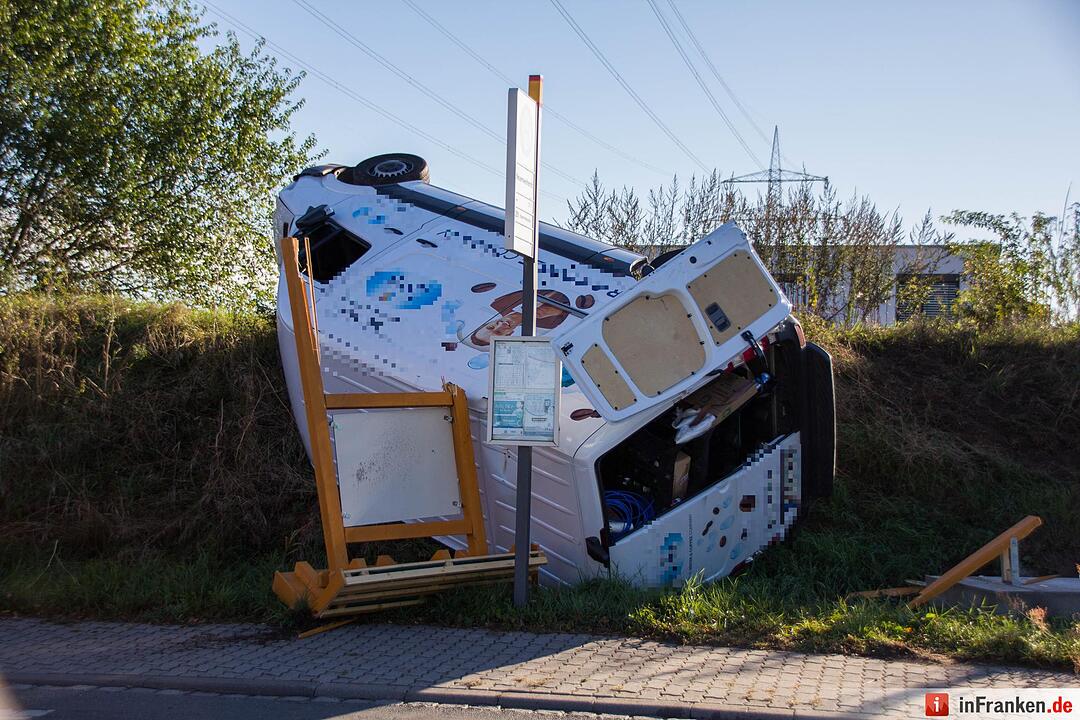 Transporter kollidiert mit Kleinwagen und kracht in Bushaltestelle