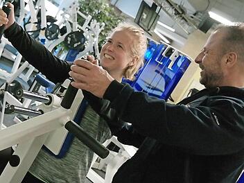 Inhaber und Geschäftsführer Matthias Hornung unterstützt eine junge Frau beim Training.  Fotos: Sarah Stieranka