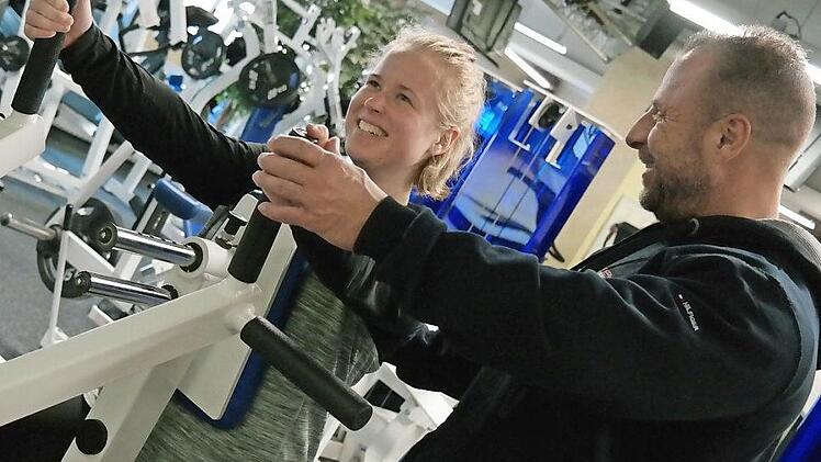 Inhaber und Geschäftsführer Matthias Hornung unterstützt eine junge Frau beim Training.  Fotos: Sarah Stieranka
