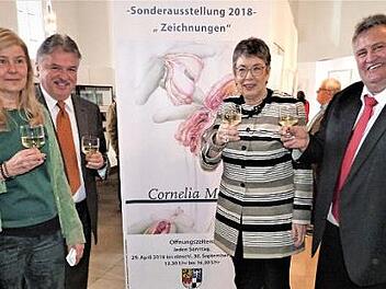Die Künstlerin Cornelia Morsch (links) mit (weiter nach links) Landrat Klaus Peter Söllner, Barbara Schock-Werner und Bürgermeister Gerhard Schneider bei der Vernissage im Stiftskirchenmuseum.  Foto: Reißaus