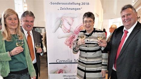 Die Künstlerin Cornelia Morsch (links) mit (weiter nach links) Landrat Klaus Peter Söllner, Barbara Schock-Werner und Bürgermeister Gerhard Schneider bei der Vernissage im Stiftskirchenmuseum.  Foto: Reißaus
