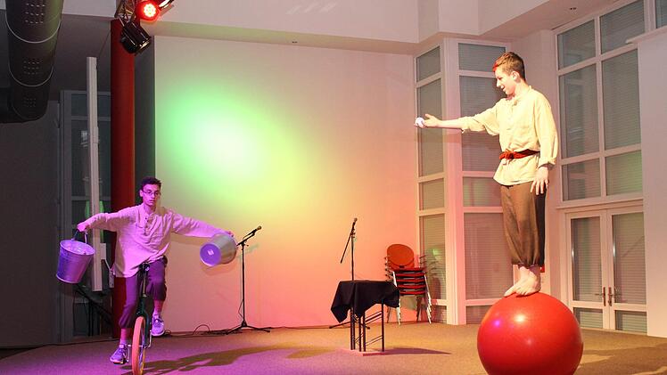 Jugendliche vom Puckenhof : auf dem Einrad mit zwei Eimern - wenn das mal gut geht    Foto: Evi Seeger