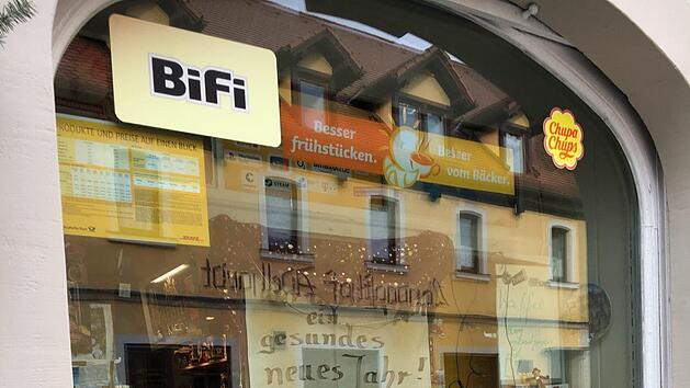 Nicht mehr lange wird das Schaufenster des Burgwindheimer Lebensmittelgesch&auml;ftes dekoriert sein und zeigen, was es drinnen so an Besonderheiten gibt. Foto: Anette Schreiber