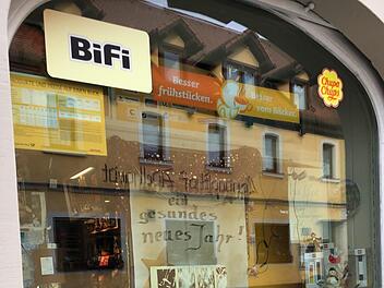 Nicht mehr lange wird das Schaufenster des Burgwindheimer Lebensmittelgeschäftes dekoriert sein und zeigen, was es drinnen so an Besonderheiten gibt. Foto: Anette Schreiber