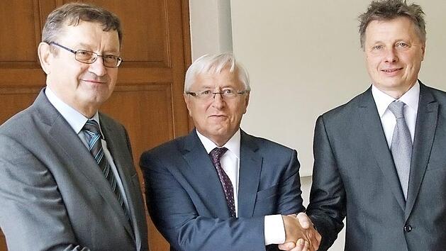 Ministerialdirigent Walter Christl (Mitte) spricht dem langj&auml;hrigen Amtsleiter Hans Vetter (links) Anerkennung f&uuml;r die geleistete Arbeit aus und w&uuml;nscht dessen Nachfolger Harald Weber viel Erfolg. Foto: Mario Deller