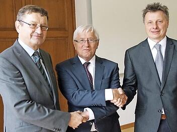 Ministerialdirigent Walter Christl (Mitte) spricht dem langjährigen Amtsleiter Hans Vetter (links) Anerkennung für die geleistete Arbeit aus und wünscht dessen Nachfolger Harald Weber viel Erfolg. Foto: Mario Deller