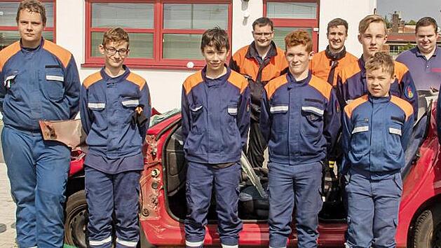 Vorne die acht Jugendlichen, die einen Tag lang Dienst hatten, und die Jugendwarte Johannes Lohneis, Lucas Klamm und Helfer Carsten Reinlein (hinten von links) Foto: Hartmut Klamm