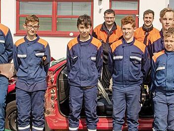 Vorne die acht Jugendlichen, die einen Tag lang Dienst hatten, und die Jugendwarte Johannes Lohneis, Lucas Klamm und Helfer Carsten Reinlein (hinten von links) Foto: Hartmut Klamm