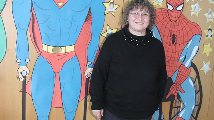 Die Präsidentin des Partnerschaftskomitees aus Lugo - Alessandra Montanara - war von den Superman-Figuren beeindruckt. Das "Future Online Social School Project" bringt Schüler der Fachoberschule und Menschen mit Behinderung zusammen. Die Schüler unterstützen die anderen am Computer.