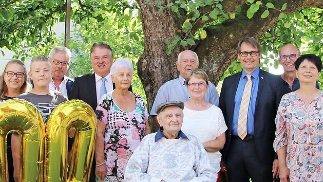 Zur großen Feier des 100. Geburtstags von Melchior Göldel (vorne, Mitte), dem ältesten Einwohner Stadtsteinachs, fanden sich neben der ganzen Familie auch FW-Stadtrat Andy Sesselmann und Landrat Klaus Peter Söllner (hinten, Vierter und Fünfter von links), Bürgermeister Roland Wolfrum (Vierter von rechts) und TSV-Abteilungsleiter Wilhelm Günther (rechts) ein.
