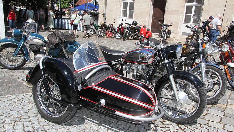 Einfach sch&ouml;n: Motorrad mit Beiwagen in Zigarrenform. Foto: Sonny Adam