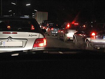 Schnell staut es sich schon heute  auf    der B 470 hinter einem Brummi.Foto: Hofbauer