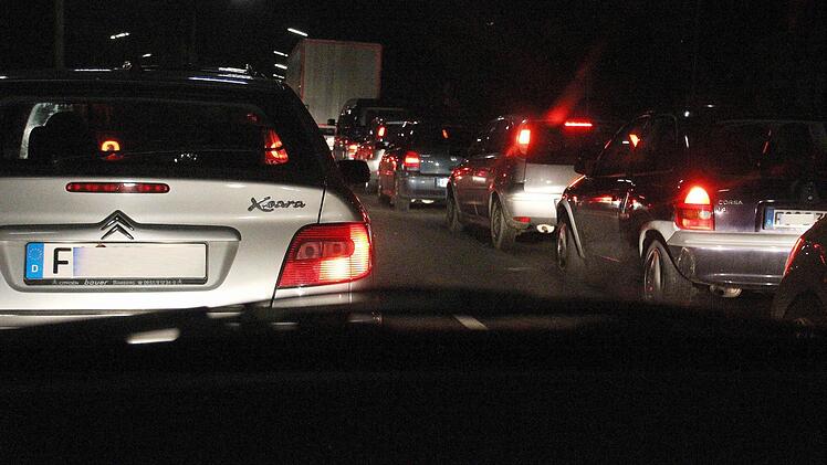 Schnell staut es sich schon heute  auf    der B 470 hinter einem Brummi.Foto: Hofbauer