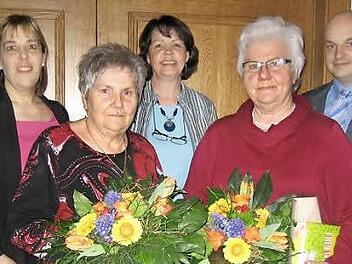 Gudrun Lehmann (2.v.l.) und Helga Ganshorn (2.v.r.) wurden von FU-Kreisvorsitzender Nikola Renner-Knopp (l.), Ortsvorsitzender Kerstin Schneider und CSU-Ortsvorsitzendem Michael Kastl für ihre Treue zur Frauenunion geehrt.  Foto: Arnold Nöth