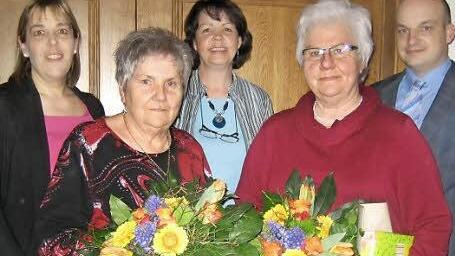 Gudrun Lehmann (2.v.l.) und Helga Ganshorn (2.v.r.) wurden von FU-Kreisvorsitzender Nikola Renner-Knopp (l.), Ortsvorsitzender Kerstin Schneider und CSU-Ortsvorsitzendem Michael Kastl für ihre Treue zur Frauenunion geehrt.  Foto: Arnold Nöth