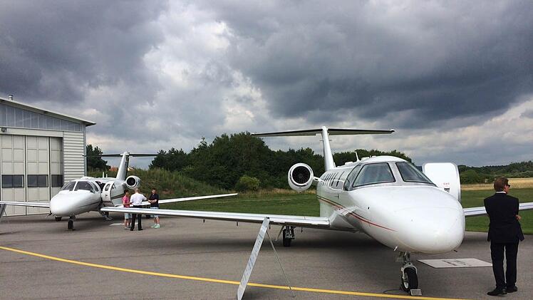 Äußerlich kaum ein Unterschied: der Brose-Jet des Typs Cessna Citation CJ 2 (im Hintergrund) und das Nachfolgermodell CJ 4. Dieses ist nur geringfügig länger und breiter, vor allem aber 2 Tonnen schwerer.  Fotos: Ronald Rinklef