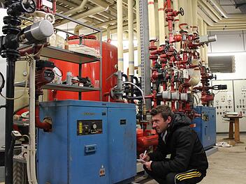 Giovanni Caruso, Fachangestellter für Bäderbetriebe, vor der alten Heizungsanlage in der Technik des Höchstadter Freibads. Die beiden Heizungen (blaue Kästen) laufen seit 37 Jahren.  Foto: Andreas Dorsch