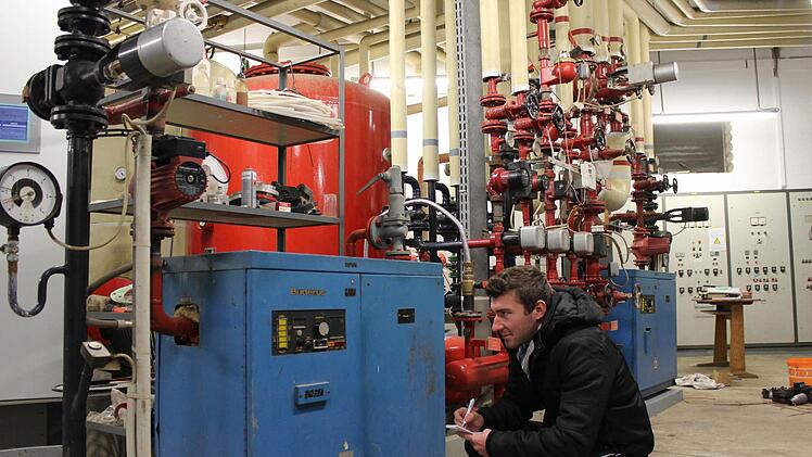 Giovanni Caruso, Fachangestellter für Bäderbetriebe, vor der alten Heizungsanlage in der Technik des Höchstadter Freibads. Die beiden Heizungen (blaue Kästen) laufen seit 37 Jahren.  Foto: Andreas Dorsch