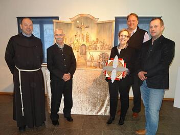 Die Ausstellungseröffnung auf dem Kreuzberg "Credo - Ich glaube. Drei Künstler - Drei Sichten" erfolgte mit (von links) Pater Stanislaus, Günter Metz, Monika Baumann, Michael Pfaff (Tourismus GmbH Bayerische Rhön) und Klaus Metz. Foto: Marion Eckert