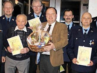Die Ehrung von Kurt Becher für 75 Jahre Mitgliedschaft war Höhepunkt der Jahreshauptversammlung der Feuerwehr Walberngrün im SG-Sportheim.  Foto: kpw