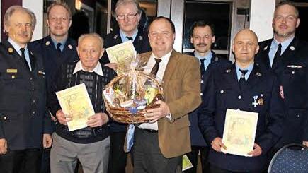 Die Ehrung von Kurt Becher für 75 Jahre Mitgliedschaft war Höhepunkt der Jahreshauptversammlung der Feuerwehr Walberngrün im SG-Sportheim.  Foto: kpw