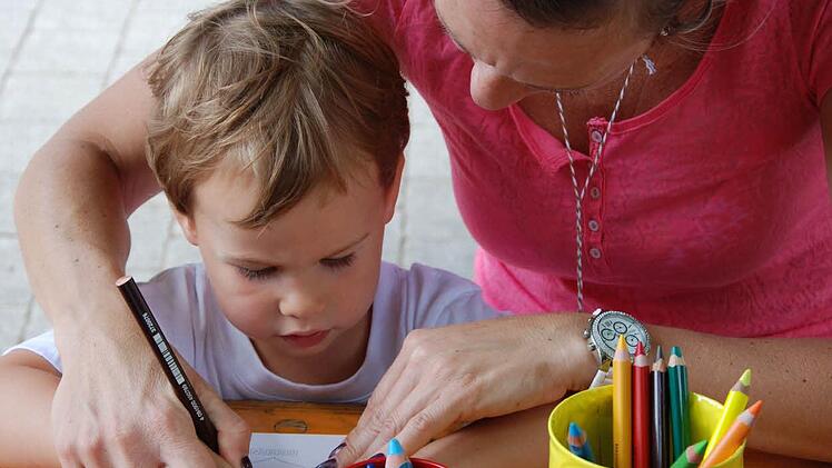 Ganz persönlicher Ansichten: Eberner Postkarten, gemalt von den Kinder des Städtischen Kindergarten Regenbogen aus Ebern.  Foto: Johanna Eckert