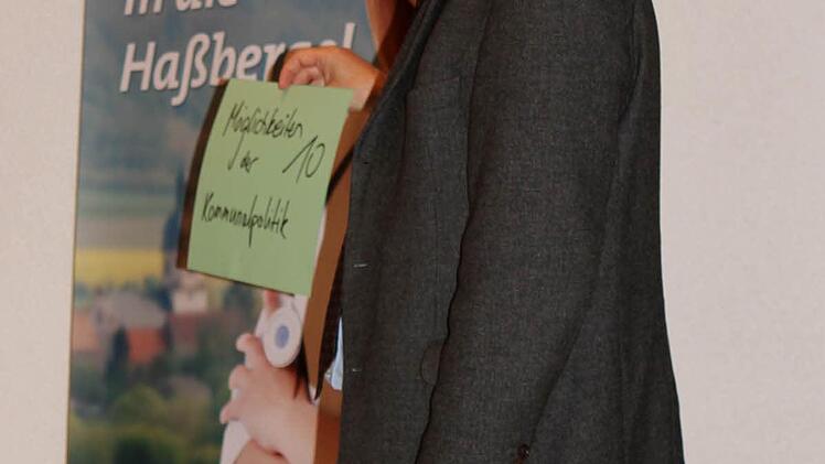 Thomas Ewert vor dem Flyer für die Werbung von Hausärzten für den Landkreis. Foto: Günther Geiling