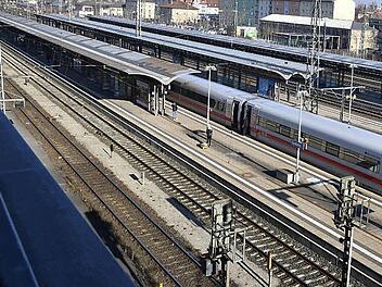 Der viergleisige Ausbau der Bahntrasse durch Bamberg soll eine Reihe von Verbesserungen bringen, fordert die Bamberger CSU. Neben dem Lärmschutz für die Anwohner geht es um den ICE-Halt und eine Verbesserung der Nahverkehrsverbindung nach Süden.  Foto: Ronald Rinklef
