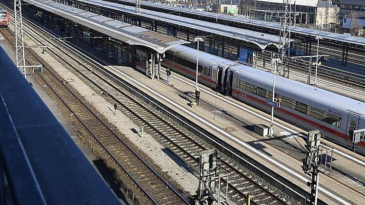 Der viergleisige Ausbau der Bahntrasse durch Bamberg soll eine Reihe von Verbesserungen bringen, fordert die Bamberger CSU. Neben dem Lärmschutz für die Anwohner geht es um den ICE-Halt und eine Verbesserung der Nahverkehrsverbindung nach Süden.  Foto: Ronald Rinklef